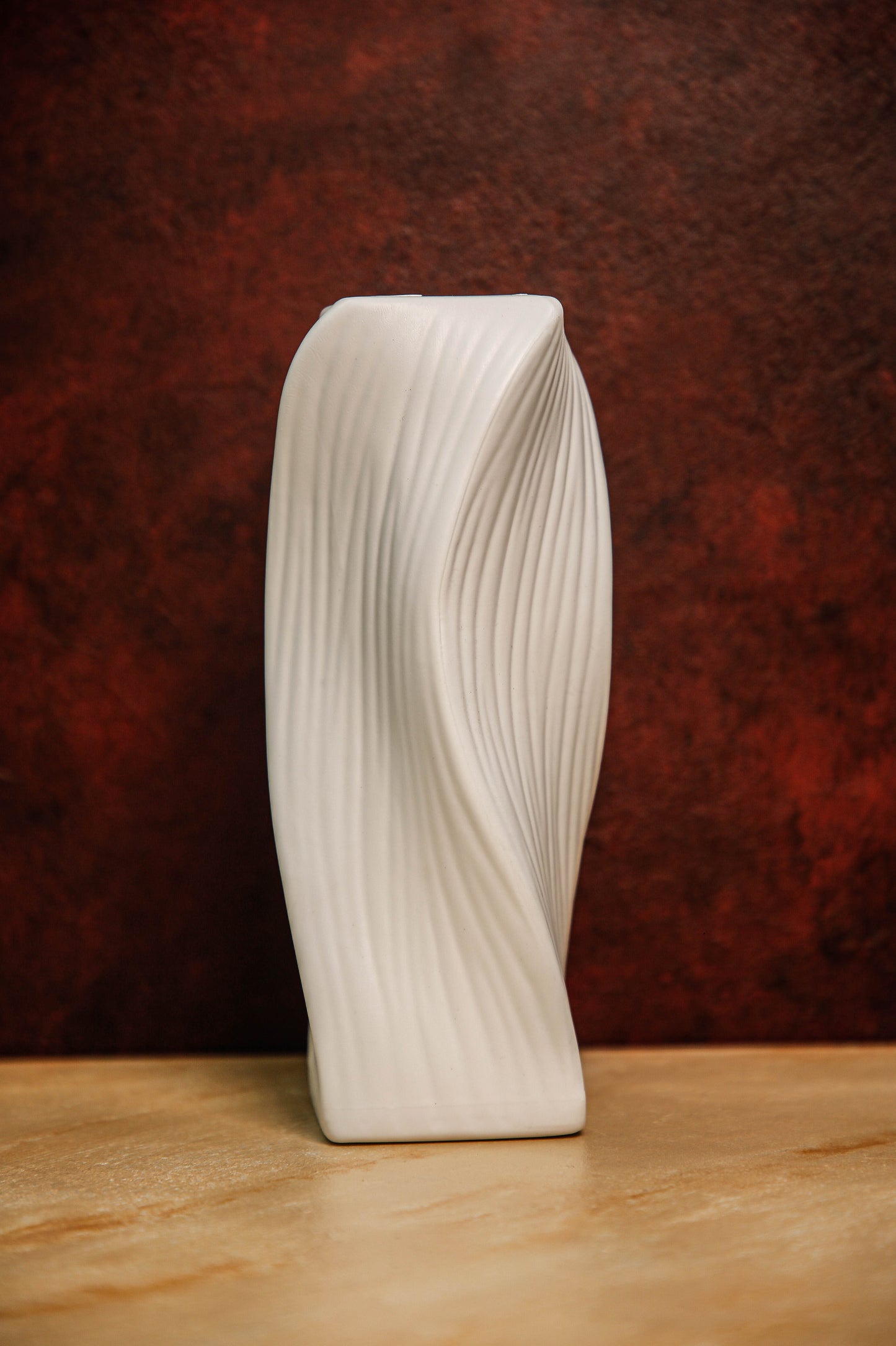 Curva white vase